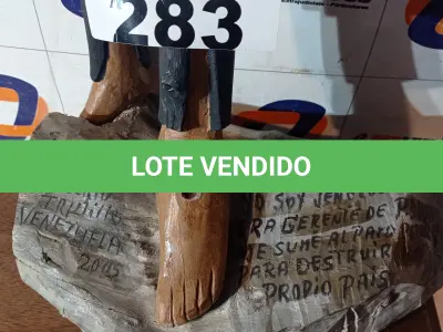 LOTE 283 - 01 ESCULTURA EM MADEIRA, ARTE VENEZUELANA. (NO ESTADO, LEILÃO NÃO TEM GARANTIA E NEM DEVOLUÇÃO, SUJEITO A POSSÍVEIS AVARIAS VISÍVEIS/OCULTAS E/OU AUSÊNCIA DE COMPONENTES).