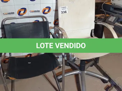 LOTE 336 - 02 CADEIRAS DE ESCRITÓRIO CROMADA SENDO 01 COM BASE GIRATÓRIA. (NO ESTADO, LEILÃO NÃO TEM GARANTIA E NEM DEVOLUÇÃO, SUJEITO A POSSÍVEIS AVARIAS VISÍVEIS/OCULTAS E/OU AUSÊNCIA DE COMPONENTES).