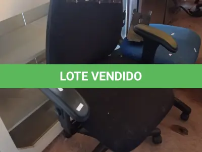 LOTE 351 - 02 CADEIRAS DE ESCRITÓRIO COM BASE GIRATÓRIA SENDO 01 NA COR AZUL. (NO ESTADO, LEILÃO NÃO TEM GARANTIA E NEM DEVOLUÇÃO, SUJEITO A POSSÍVEIS AVARIAS VISÍVEIS/OCULTAS E/OU AUSÊNCIA DE COMPONENTES).