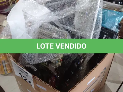 LOTE 124 - 01 CAIXA COM TELAS DE NOTEBOOK E PERIFÉRICOS DE INFORMÁTICA DIVERSOS. (NO ESTADO, LEILÃO NÃO TEM GARANTIA E NEM DEVOLUÇÃO, SUJEITO A POSSÍVEIS AVARIAS VISÍVEIS/OCULTAS E/OU AUSÊNCIA DE COMPONENTES).