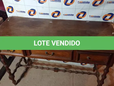 LOTE 282 - 01 APARADOR EM MADEIRA ENTALHADA. (NO ESTADO, LEILÃO NÃO TEM GARANTIA E NEM DEVOLUÇÃO, SUJEITO A POSSÍVEIS AVARIAS VISÍVEIS/OCULTAS E/OU AUSÊNCIA DE COMPONENTES).
