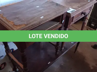 LOTE 389 - 01 MESA DE CENTRO E 02 CRIADOS MUDO EM MADEIRA ENTALHADA. (NO ESTADO, LEILÃO NÃO TEM GARANTIA E NEM DEVOLUÇÃO, SUJEITO A POSSÍVEIS AVARIAS VISÍVEIS/OCULTAS E/OU AUSÊNCIA DE COMPONENTES).