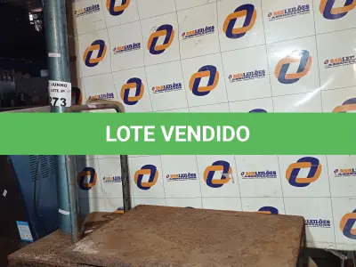 LOTE 273 - 01 BALANÇA ELETRÔNICA CAPACIDADE 300KG COM AVARIAS E 01 MESA EM AÇO INOX COM TAMPO DE MADEIRA DOBRÁVEL. (NO ESTADO, LEILÃO NÃO TEM GARANTIA E NEM DEVOLUÇÃO, SUJEITO A POSSÍVEIS AVARIAS VISÍVEIS/OCULTAS E/OU AUSÊNCIA DE COMPONENTES).