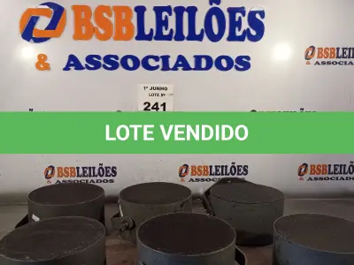 LOTE 241 - 06 ALTO-FALANTES COM SUPORTE DE FERRO. (NO ESTADO, LEILÃO NÃO TEM GARANTIA E NEM DEVOLUÇÃO, SUJEITO A POSSÍVEIS AVARIAS VISÍVEIS/OCULTAS E/OU AUSÊNCIA DE COMPONENTES).