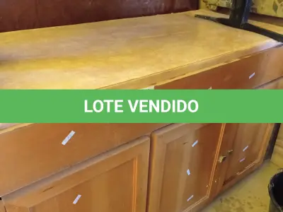 LOTE 371 - 01 BALCÃO EM MADEIRA 04 PORTAS COM MACA PARA MASSAGEM. (NO ESTADO, LEILÃO NÃO TEM GARANTIA E NEM DEVOLUÇÃO, SUJEITO A POSSÍVEIS AVARIAS VISÍVEIS/OCULTAS E/OU AUSÊNCIA DE COMPONENTES).