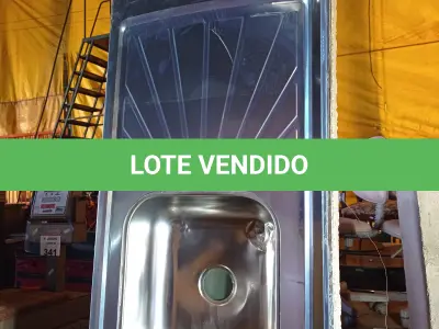 LOTE 338 - 01 PIA EM AÇO INOX CIMENTADA COM 02 CUBAS MEDINDO 2,00M X 0,53CM. (NO ESTADO, LEILÃO NÃO TEM GARANTIA E NEM DEVOLUÇÃO, SUJEITO A POSSÍVEIS AVARIAS VISÍVEIS/OCULTAS E/OU AUSÊNCIA DE COMPONENTES).