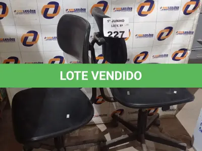 LOTE 227 - 02 CADEIRAS DE ESCRITÓRIO COM BASE GIRATÓRIA. (NO ESTADO, LEILÃO NÃO TEM GARANTIA E NEM DEVOLUÇÃO, SUJEITO A POSSÍVEIS AVARIAS VISÍVEIS/OCULTAS E/OU AUSÊNCIA DE COMPONENTES).
