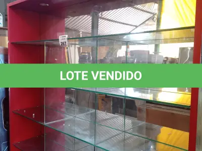 LOTE 267 - 01 ESTANTE EXPOSITORA EM MADEIRA COM DIVISÓRIAS DE VIDRO TEMPERADO. (NO ESTADO, LEILÃO NÃO TEM GARANTIA E NEM DEVOLUÇÃO, SUJEITO A POSSÍVEIS AVARIAS VISÍVEIS/OCULTAS E/OU AUSÊNCIA DE COMPONENTES).