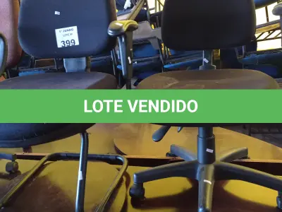 LOTE 399 - 02 CADEIRAS DE ESCRITÓRIO SENDO 01 COM BASE GIRATÓRIA. (NO ESTADO, LEILÃO NÃO TEM GARANTIA E NEM DEVOLUÇÃO, SUJEITO A POSSÍVEIS AVARIAS VISÍVEIS/OCULTAS E/OU AUSÊNCIA DE COMPONENTES).