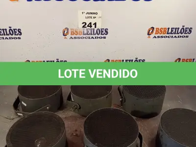 LOTE 241 - 06 ALTO-FALANTES COM SUPORTE DE FERRO. (NO ESTADO, LEILÃO NÃO TEM GARANTIA E NEM DEVOLUÇÃO, SUJEITO A POSSÍVEIS AVARIAS VISÍVEIS/OCULTAS E/OU AUSÊNCIA DE COMPONENTES).