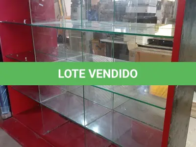 LOTE 267 - 01 ESTANTE EXPOSITORA EM MADEIRA COM DIVISÓRIAS DE VIDRO TEMPERADO. (NO ESTADO, LEILÃO NÃO TEM GARANTIA E NEM DEVOLUÇÃO, SUJEITO A POSSÍVEIS AVARIAS VISÍVEIS/OCULTAS E/OU AUSÊNCIA DE COMPONENTES).