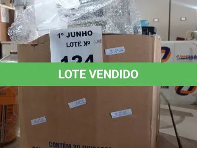 LOTE 124 - 01 CAIXA COM TELAS DE NOTEBOOK E PERIFÉRICOS DE INFORMÁTICA DIVERSOS. (NO ESTADO, LEILÃO NÃO TEM GARANTIA E NEM DEVOLUÇÃO, SUJEITO A POSSÍVEIS AVARIAS VISÍVEIS/OCULTAS E/OU AUSÊNCIA DE COMPONENTES).