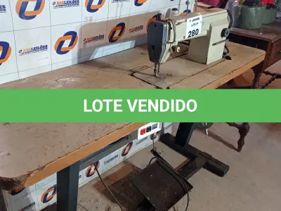 LOTE 280 - 01 MÁQUINA DE COSTURA MARCA LUMAK. (NO ESTADO, LEILÃO NÃO TEM GARANTIA E NEM DEVOLUÇÃO, SUJEITO A POSSÍVEIS AVARIAS VISÍVEIS/OCULTAS E/OU AUSÊNCIA DE COMPONENTES).