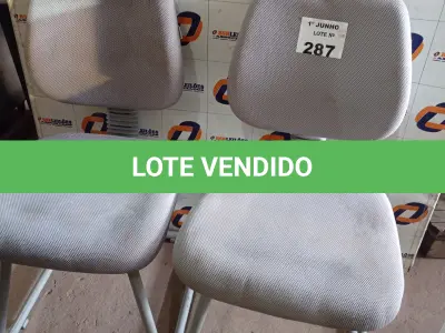 LOTE 287 - 02 CADEIRAS DE ESCRITÓRIO COM BASES FIXAS. (NO ESTADO, LEILÃO NÃO TEM GARANTIA E NEM DEVOLUÇÃO, SUJEITO A POSSÍVEIS AVARIAS VISÍVEIS/OCULTAS E/OU AUSÊNCIA DE COMPONENTES).
