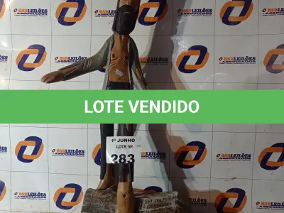 LOTE 283 - 01 ESCULTURA EM MADEIRA, ARTE VENEZUELANA. (NO ESTADO, LEILÃO NÃO TEM GARANTIA E NEM DEVOLUÇÃO, SUJEITO A POSSÍVEIS AVARIAS VISÍVEIS/OCULTAS E/OU AUSÊNCIA DE COMPONENTES).