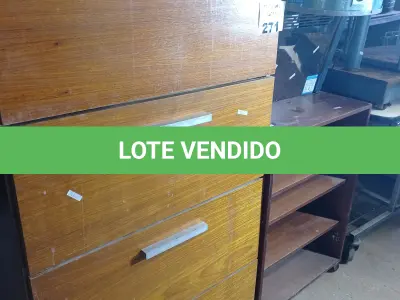 LOTE 271 - 01 ARQUIVO DE AÇO COM DETALHES EM MADEIRA, 04 GAVETAS E 01 RACK EM MADEIRA. (NO ESTADO, LEILÃO NÃO TEM GARANTIA E NEM DEVOLUÇÃO, SUJEITO A POSSÍVEIS AVARIAS VISÍVEIS/OCULTAS E/OU AUSÊNCIA DE COMPONENTES).