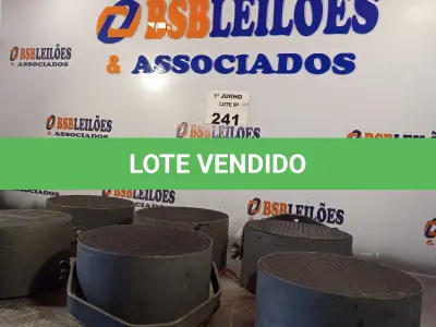 LOTE 241 - 06 ALTO-FALANTES COM SUPORTE DE FERRO. (NO ESTADO, LEILÃO NÃO TEM GARANTIA E NEM DEVOLUÇÃO, SUJEITO A POSSÍVEIS AVARIAS VISÍVEIS/OCULTAS E/OU AUSÊNCIA DE COMPONENTES).