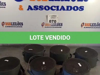 LOTE 070 - 06 ALTO-FALANTES COM SUPORTE DE FERRO. (NO ESTADO, LEILÃO NÃO TEM GARANTIA E NEM DEVOLUÇÃO, SUJEITO A POSSÍVEIS AVARIAS VISÍVEIS/OCULTAS E/OU AUSÊNCIA DE COMPONENTES).