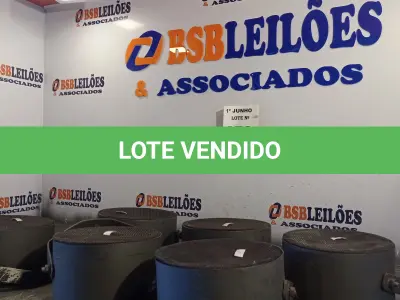 LOTE 070 - 06 ALTO-FALANTES COM SUPORTE DE FERRO. (NO ESTADO, LEILÃO NÃO TEM GARANTIA E NEM DEVOLUÇÃO, SUJEITO A POSSÍVEIS AVARIAS VISÍVEIS/OCULTAS E/OU AUSÊNCIA DE COMPONENTES).