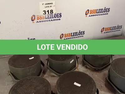 LOTE 318 - 06 ALTO-FALANTES COM SUPORTE DE FERRO. (NO ESTADO, LEILÃO NÃO TEM GARANTIA E NEM DEVOLUÇÃO, SUJEITO A POSSÍVEIS AVARIAS VISÍVEIS/OCULTAS E/OU AUSÊNCIA DE COMPONENTES).