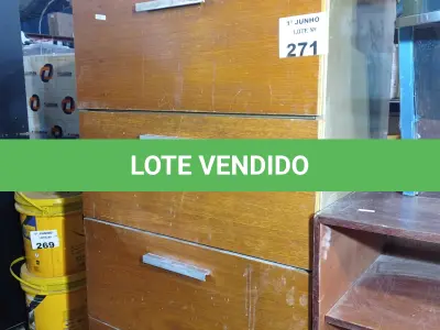LOTE 271 - 01 ARQUIVO DE AÇO COM DETALHES EM MADEIRA, 04 GAVETAS E 01 RACK EM MADEIRA. (NO ESTADO, LEILÃO NÃO TEM GARANTIA E NEM DEVOLUÇÃO, SUJEITO A POSSÍVEIS AVARIAS VISÍVEIS/OCULTAS E/OU AUSÊNCIA DE COMPONENTES).