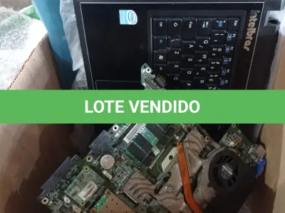 LOTE 124 - 01 CAIXA COM TELAS DE NOTEBOOK E PERIFÉRICOS DE INFORMÁTICA DIVERSOS. (NO ESTADO, LEILÃO NÃO TEM GARANTIA E NEM DEVOLUÇÃO, SUJEITO A POSSÍVEIS AVARIAS VISÍVEIS/OCULTAS E/OU AUSÊNCIA DE COMPONENTES).