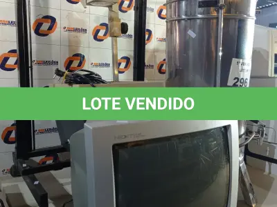 LOTE 296 - 01 CAFETEIRA INDUSTRIAL, 01 PROJETOR DE SLIDES, 01 TV DE TUBO 14” POL E 01 SUPORTE PARA MESA DE SOM MARCAS E MODELOS DIVERSOS. (NO ESTADO, LEILÃO NÃO TEM GARANTIA E NEM DEVOLUÇÃO, SUJEITO A POSSÍVEIS AVARIAS VISÍVEIS/OCULTAS E/OU AUSÊNCIA DE COMPONENTES).