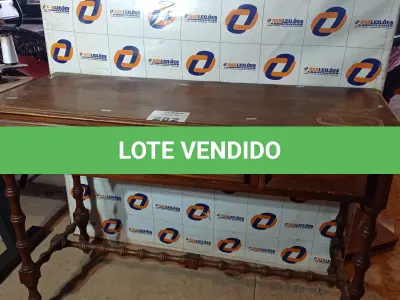 LOTE 282 - 01 APARADOR EM MADEIRA ENTALHADA. (NO ESTADO, LEILÃO NÃO TEM GARANTIA E NEM DEVOLUÇÃO, SUJEITO A POSSÍVEIS AVARIAS VISÍVEIS/OCULTAS E/OU AUSÊNCIA DE COMPONENTES).