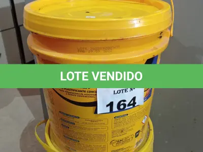 LOTE 164 - 01 BALDE DE MASSA ASFÁLTICA E 01 BALDE DE VEDALIT 18L. (NO ESTADO, LEILÃO NÃO TEM GARANTIA E NEM DEVOLUÇÃO, SUJEITO A POSSÍVEIS AVARIAS VISÍVEIS/OCULTAS E/OU AUSÊNCIA DE COMPONENTES).