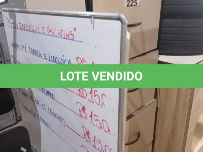 LOTE 225 - 01 ARQUIVO EM MADEIRA,01 GAVETEIRO E 02 PLACAS DE PROPAGANDA. (NO ESTADO, LEILÃO NÃO TEM GARANTIA E NEM DEVOLUÇÃO, SUJEITO A POSSÍVEIS AVARIAS VISÍVEIS/OCULTAS E/OU AUSÊNCIA DE COMPONENTES).