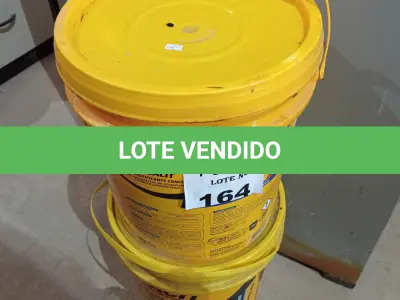 LOTE 164 - 01 BALDE DE MASSA ASFÁLTICA E 01 BALDE DE VEDALIT 18L. (NO ESTADO, LEILÃO NÃO TEM GARANTIA E NEM DEVOLUÇÃO, SUJEITO A POSSÍVEIS AVARIAS VISÍVEIS/OCULTAS E/OU AUSÊNCIA DE COMPONENTES).