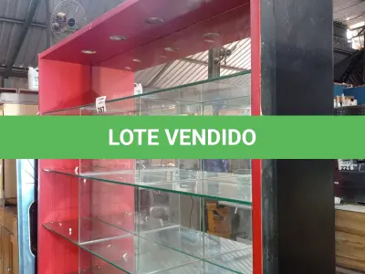 LOTE 267 - 01 ESTANTE EXPOSITORA EM MADEIRA COM DIVISÓRIAS DE VIDRO TEMPERADO. (NO ESTADO, LEILÃO NÃO TEM GARANTIA E NEM DEVOLUÇÃO, SUJEITO A POSSÍVEIS AVARIAS VISÍVEIS/OCULTAS E/OU AUSÊNCIA DE COMPONENTES).