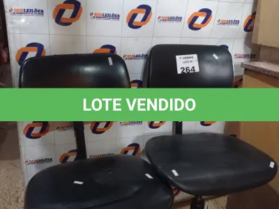 LOTE 264 - 02 CADEIRAS DE ESCRITÓRIO COM BASE GIRATÓRIA. (NO ESTADO, LEILÃO NÃO TEM GARANTIA E NEM DEVOLUÇÃO, SUJEITO A POSSÍVEIS AVARIAS VISÍVEIS/OCULTAS E/OU AUSÊNCIA DE COMPONENTES).