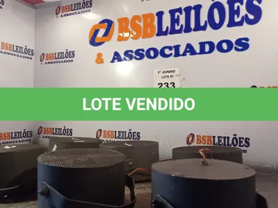 LOTE 233 - 06 ALTO-FALANTES COM SUPORTE DE FERRO. (NO ESTADO, LEILÃO NÃO TEM GARANTIA E NEM DEVOLUÇÃO, SUJEITO A POSSÍVEIS AVARIAS VISÍVEIS/OCULTAS E/OU AUSÊNCIA DE COMPONENTES).