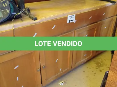 LOTE 371 - 01 BALCÃO EM MADEIRA 04 PORTAS COM MACA PARA MASSAGEM. (NO ESTADO, LEILÃO NÃO TEM GARANTIA E NEM DEVOLUÇÃO, SUJEITO A POSSÍVEIS AVARIAS VISÍVEIS/OCULTAS E/OU AUSÊNCIA DE COMPONENTES).