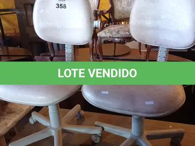 LOTE 358 - 02 CADEIRAS DE ESCRITÓRIO COM BASE GIRATÓRIA. (NO ESTADO, LEILÃO NÃO TEM GARANTIA E NEM DEVOLUÇÃO, SUJEITO A POSSÍVEIS AVARIAS VISÍVEIS/OCULTAS E/OU AUSÊNCIA DE COMPONENTES).