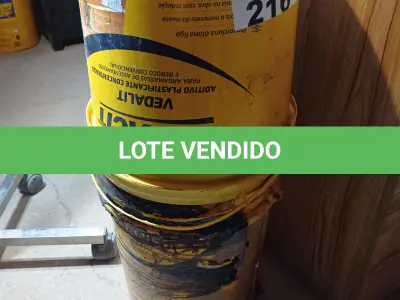 LOTE 216 - 01 BALDE DE VEDACIT BIANCO E 01 BALDE DE VEDALIT. (NO ESTADO, LEILÃO NÃO TEM GARANTIA E NEM DEVOLUÇÃO, SUJEITO A POSSÍVEIS AVARIAS VISÍVEIS/OCULTAS E/OU AUSÊNCIA DE COMPONENTES).