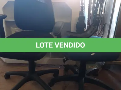 LOTE 351 - 02 CADEIRAS DE ESCRITÓRIO COM BASE GIRATÓRIA SENDO 01 NA COR AZUL. (NO ESTADO, LEILÃO NÃO TEM GARANTIA E NEM DEVOLUÇÃO, SUJEITO A POSSÍVEIS AVARIAS VISÍVEIS/OCULTAS E/OU AUSÊNCIA DE COMPONENTES).