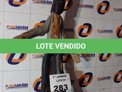 LOTE 283 - 01 ESCULTURA EM MADEIRA, ARTE VENEZUELANA. (NO ESTADO, LEILÃO NÃO TEM GARANTIA E NEM DEVOLUÇÃO, SUJEITO A POSSÍVEIS AVARIAS VISÍVEIS/OCULTAS E/OU AUSÊNCIA DE COMPONENTES).