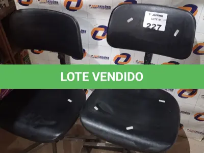 LOTE 227 - 02 CADEIRAS DE ESCRITÓRIO COM BASE GIRATÓRIA. (NO ESTADO, LEILÃO NÃO TEM GARANTIA E NEM DEVOLUÇÃO, SUJEITO A POSSÍVEIS AVARIAS VISÍVEIS/OCULTAS E/OU AUSÊNCIA DE COMPONENTES).