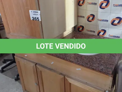 LOTE 265 - 02 BALCÕES DE MADEIRA COM TAMPOS DE MÁRMORE E 01 CUBA CADA. (NO ESTADO, LEILÃO NÃO TEM GARANTIA E NEM DEVOLUÇÃO, SUJEITO A POSSÍVEIS AVARIAS VISÍVEIS/OCULTAS E/OU AUSÊNCIA DE COMPONENTES).