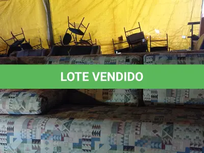 LOTE 325 - 01 SOFÁ DE 03 LUGARES INCOMPLETO. (NO ESTADO, LEILÃO NÃO TEM GARANTIA E NEM DEVOLUÇÃO, SUJEITO A POSSÍVEIS AVARIAS VISÍVEIS/OCULTAS E/OU AUSÊNCIA DE COMPONENTES).
