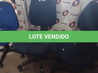 LOTE 087 - 03 CADEIRAS DE ESCRITÓRIO COM BASE GIRATÓRIA. (NO ESTADO, LEILÃO NÃO TEM GARANTIA E NEM DEVOLUÇÃO, SUJEITO A POSSÍVEIS AVARIAS VISÍVEIS/OCULTAS E/OU AUSÊNCIA DE COMPONENTES).