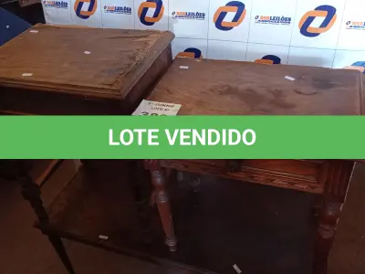 LOTE 389 - 01 MESA DE CENTRO E 02 CRIADOS MUDO EM MADEIRA ENTALHADA. (NO ESTADO, LEILÃO NÃO TEM GARANTIA E NEM DEVOLUÇÃO, SUJEITO A POSSÍVEIS AVARIAS VISÍVEIS/OCULTAS E/OU AUSÊNCIA DE COMPONENTES).
