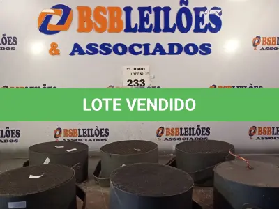 LOTE 233 - 06 ALTO-FALANTES COM SUPORTE DE FERRO. (NO ESTADO, LEILÃO NÃO TEM GARANTIA E NEM DEVOLUÇÃO, SUJEITO A POSSÍVEIS AVARIAS VISÍVEIS/OCULTAS E/OU AUSÊNCIA DE COMPONENTES).