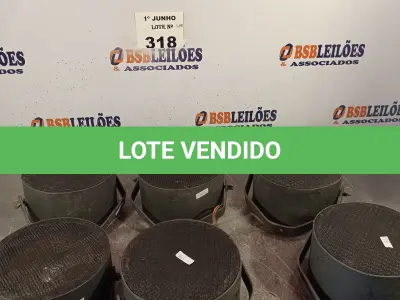 LOTE 318 - 06 ALTO-FALANTES COM SUPORTE DE FERRO. (NO ESTADO, LEILÃO NÃO TEM GARANTIA E NEM DEVOLUÇÃO, SUJEITO A POSSÍVEIS AVARIAS VISÍVEIS/OCULTAS E/OU AUSÊNCIA DE COMPONENTES).