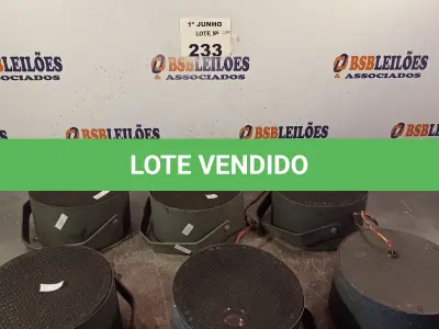 LOTE 233 - 06 ALTO-FALANTES COM SUPORTE DE FERRO. (NO ESTADO, LEILÃO NÃO TEM GARANTIA E NEM DEVOLUÇÃO, SUJEITO A POSSÍVEIS AVARIAS VISÍVEIS/OCULTAS E/OU AUSÊNCIA DE COMPONENTES).