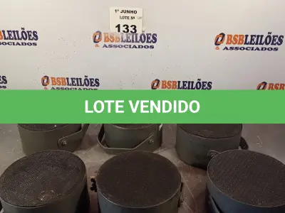 LOTE 133 - 06 ALTO-FALANTES COM SUPORTE DE FERRO. (NO ESTADO, LEILÃO NÃO TEM GARANTIA E NEM DEVOLUÇÃO, SUJEITO A POSSÍVEIS AVARIAS VISÍVEIS/OCULTAS E/OU AUSÊNCIA DE COMPONENTES).
