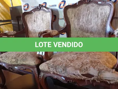 LOTE 393 - 02 POLTRONAS EM MADEIRA ENTALHADA COM ASSENTO E ENCOSTO ALMOFADADO. (NO ESTADO, LEILÃO NÃO TEM GARANTIA E NEM DEVOLUÇÃO, SUJEITO A POSSÍVEIS AVARIAS VISÍVEIS/OCULTAS E/OU AUSÊNCIA DE COMPONENTES).