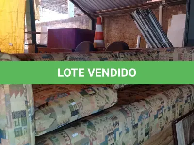 LOTE 325 - 01 SOFÁ DE 03 LUGARES INCOMPLETO. (NO ESTADO, LEILÃO NÃO TEM GARANTIA E NEM DEVOLUÇÃO, SUJEITO A POSSÍVEIS AVARIAS VISÍVEIS/OCULTAS E/OU AUSÊNCIA DE COMPONENTES).